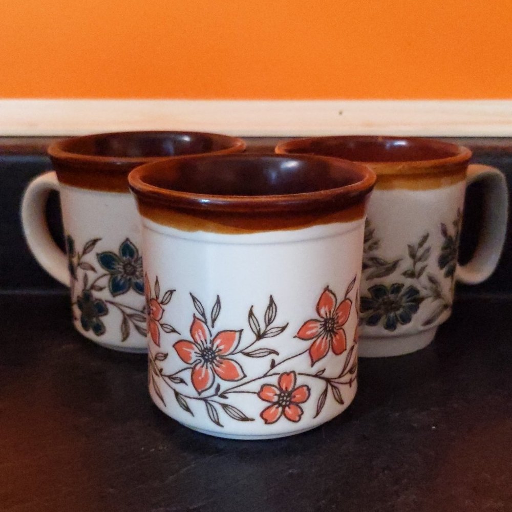3 Vintage floral mugs - Picture 4 of 5